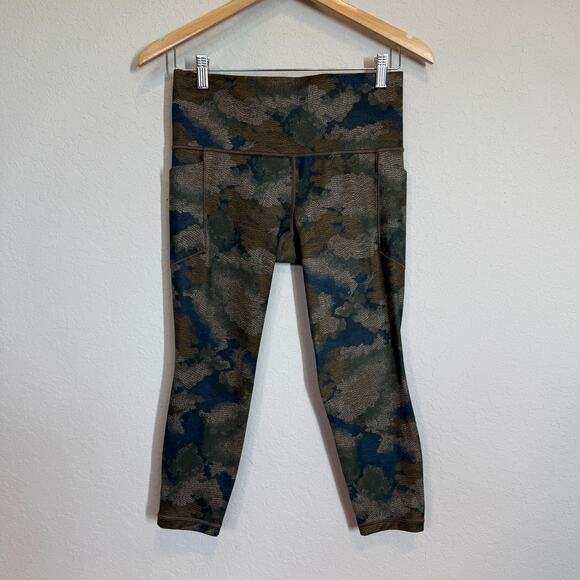 Women's Athleta Olive Green‎ Camo Cropped Leggings Size Medium - Picture 2 of 8